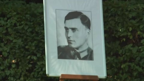 Zum Gedenken an das Hitler-Attentat ist heute ein Portrait von Graf Claus Schenk von Stauffenberg in der Wilhelmsburg-Kaserne aufgestellt worden. (Foto: SWR)