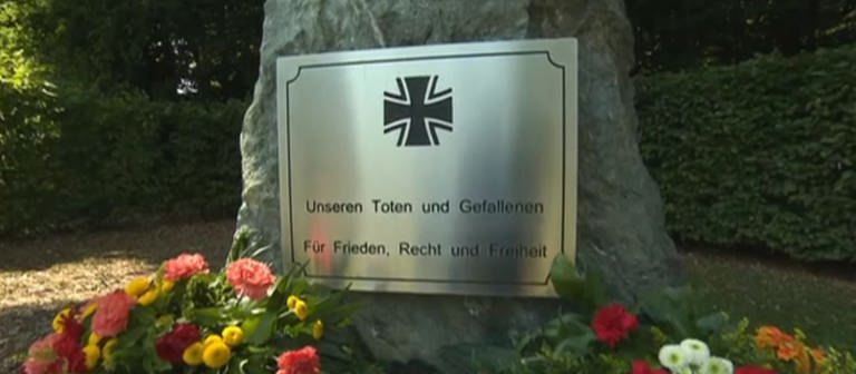 Vor dem Denkmal für die Opfer des Zweiten Weltkriegs in der Wilhelmsburgkaserne werden Kränze niedergelegt. (Foto: SWR)