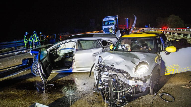 Polizei hat nach 38-jährigen Autofahrer, der nach einem schweren Verkehrsunfall auf der A7 bei Niederstotzingen im Kreis Heidenheim zu Fuß geflüchtet war, inzwischen gefasst. (Foto: Markus Brandhuber)