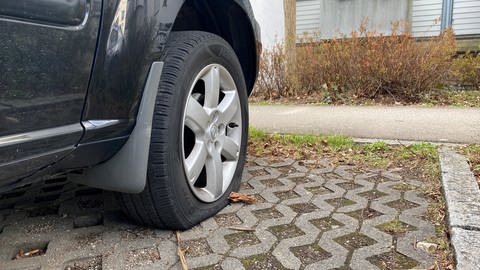 Unbekannte haben an mehreren Fahrzeugen in Ulm die Luft aus den Reifen gelassen. Der Grund: die SUVs seien umweltschädlich.  (Foto: SWR, Hannah Schulze (Archivbild))