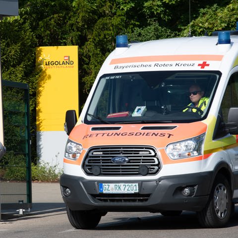 Rettungswagen vor dem Eingang des Legolandes: Am Donnerstag war nach dem Unfall mit zwei Achterbahnzügen im Legoland Günzburg ein Großaufgebot an Rettungskräften vor Ort.  (Foto: dpa Bildfunk, Picture Alliance)