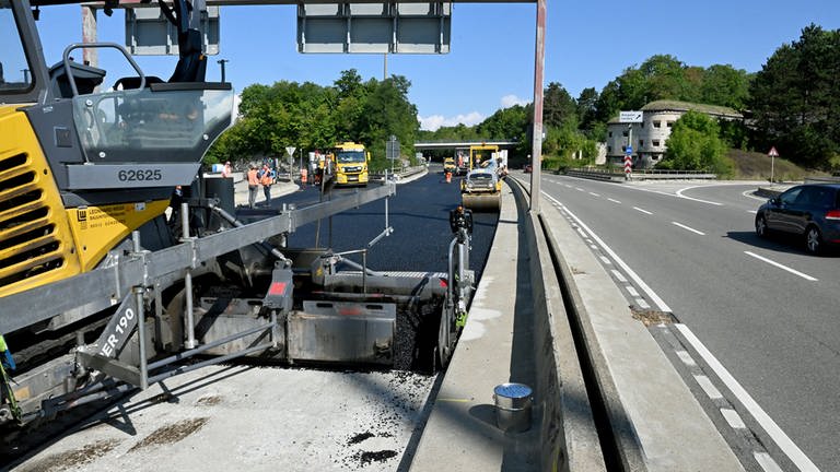 Bei der Sanierung der Wallstraßenbrücke im Verlauf der B10 in Ulm sind weitere Schäden festgestellt worden. (Foto: Thomas Heckmann)
