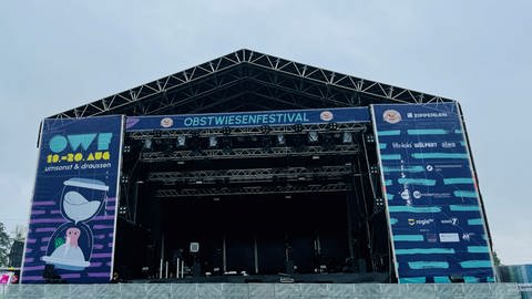 Leere Bühne auf einem Festivalgelände. Da war sie noch leer, die große Bühne des Obstwiesenfestivals in Dornstadt. Am Freitag und Samstag traten dort viele Bands auf. (Foto: SWR)
