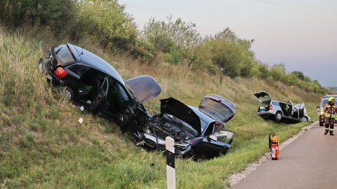 Drei kaputte Autos an der Böschung (Foto: z-Media, Zwiebler)