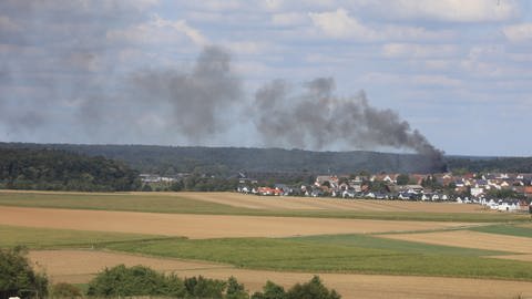 In Bernstadt im Alb-Donau-Kreis brennt eine Garage samt dem angrenzenden Gebäude.  (Foto: z-media Ralf Zwiebler)