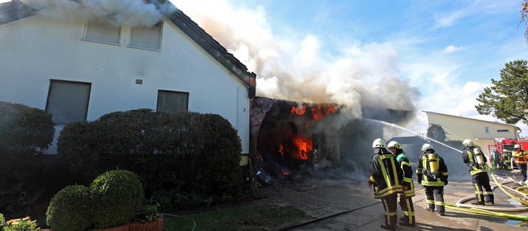 Der Brand ist nach ersten Informationen der Feuerwehr in der Garage ausgebrochen und ließ sich schwer löschen. (Foto: z-media, Ralf Zwiebler)