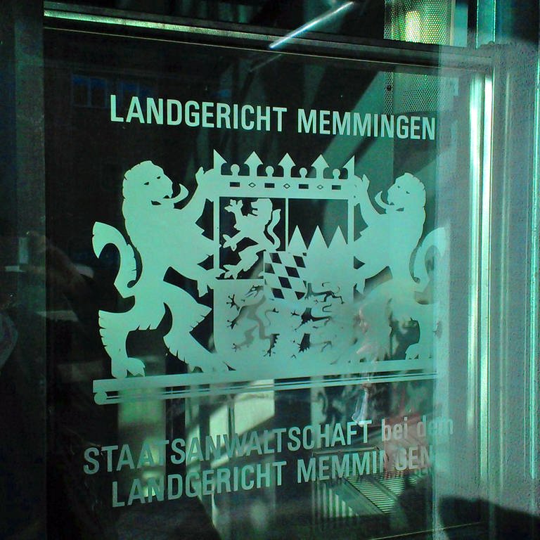 Wappen am Eingang zum Landgericht Memmingen: Dort wurde ein mann wegen Raubes in Neu-Ulm zu einer langen Haftstrafe verurteilt. (Foto: SWR)