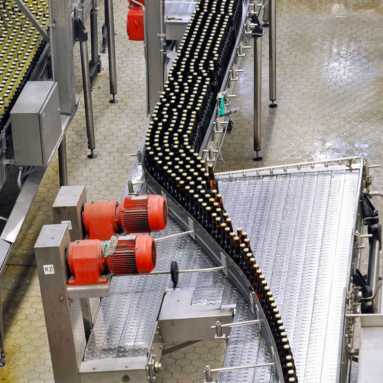 Flaschen bei der Befüllung: Der Kohlensäure-Mangel führt in vielen Brauereien zu Problemen. (Foto: IMAGO, IMAGO Westend61 (Symbolbild))
