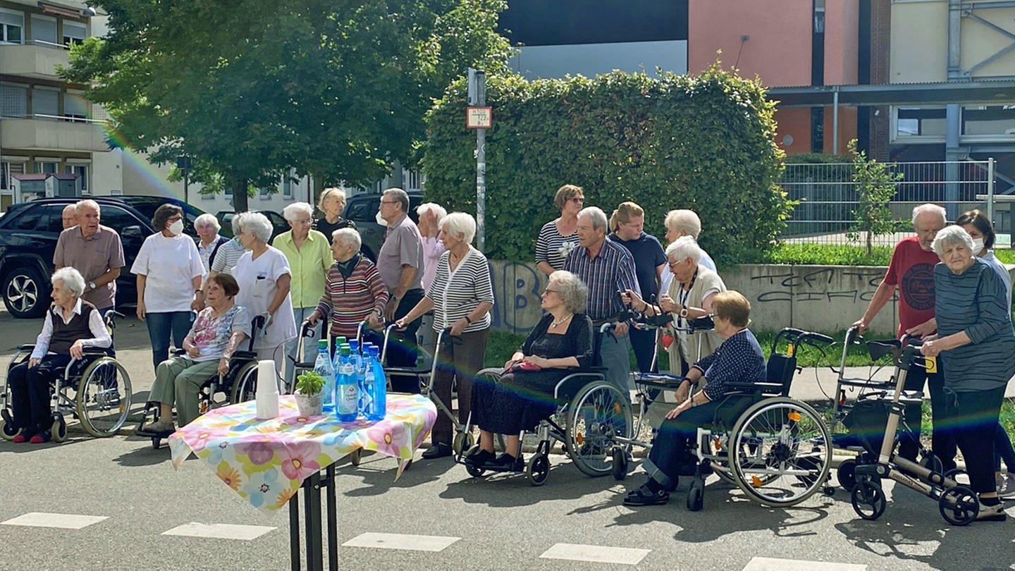 Das Pflegeheim St. Anna-Stift in Ulm nimmt teil an einer bundesweiten Protestaktion gegen das neue Corona-Infektionsschutzgesetz. (Foto: SWR, Hannah Schulze)