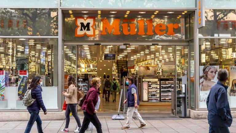 Filiale der Drogeriemarkt-Kette Müller in Ulm: Firmeninhaber Erwin Müller feiert seinen 90. Geburtstag (Foto: IMAGO, Arnulf Hettrich)