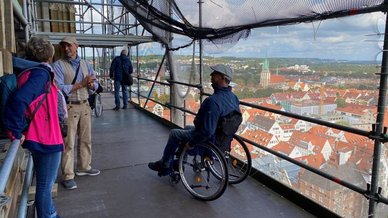 Aktion zum Tag des offenen Denkmals - Menschen mit Rollstuhl dürfen auf eine Plattform am Ulmer Münsterturm (Foto: SWR, Kristina Priebe)
