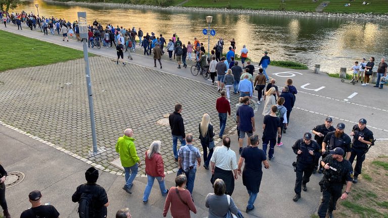 Rund 300 Menschen haben sich zu einer Freitags-Demonstration in Ulm und Neu-Ulm zusammengefunden. Sie verlief ohne größere Zwischenfälle.  (Foto: SWR)