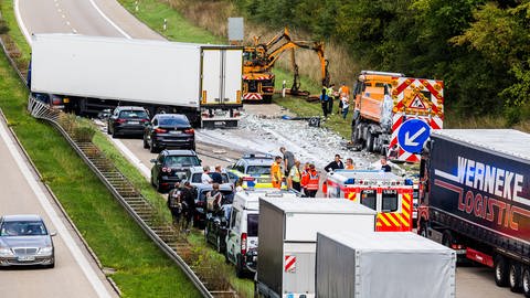 Unfall auf der A7 bei Heidenheim: Lastwagen prallt auf Schilderanhänger (Foto: Markus Brandhuber)