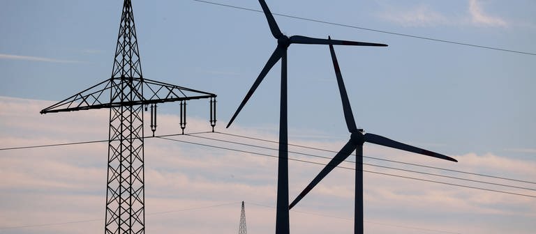 Stromtrasse vor blauem Himmel: Die IHK Ulm fordert eine sofortige Senkung der Strompreise (Symbolbild). (Foto: dpa Bildfunk, picture alliance/dpa | Karl-Josef Hildenbrand (Symbolbild))