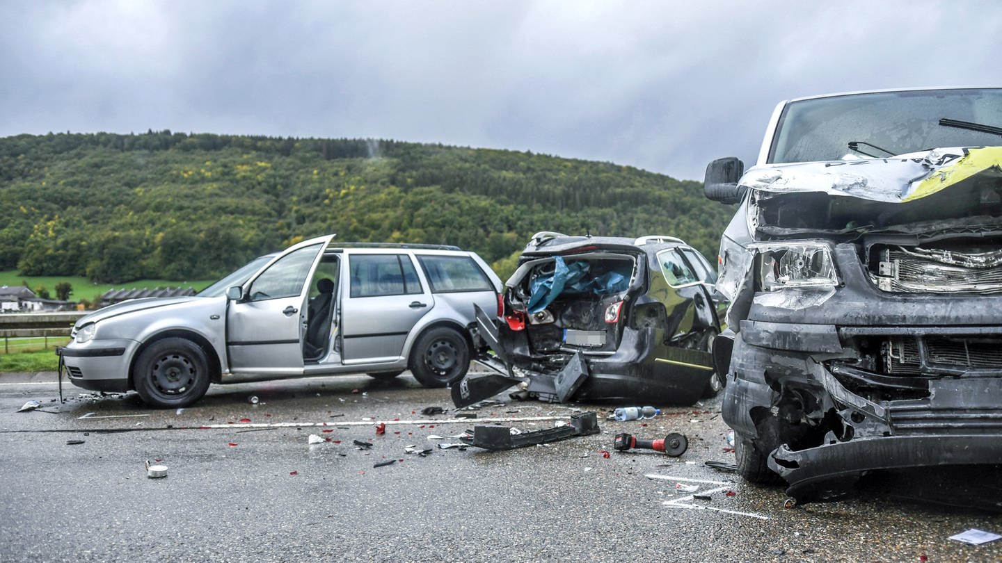 Zerstörte Autos auf der B19: Bei einem Unfall zwischen Oberkochen und Königsbronn wurden neun Menschen verletzt. (Foto: onw-images, Jason Tschepljakow)
