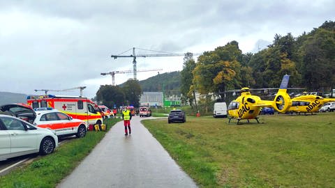 Rettungshubschrauber und Krankenwagen stehen parat: Vollsperrung nach Unfall mit fünf Fahrzeugen auf der B19 zwischen Königsbronn und Oberkochen (Foto: Markus Brandhuber)