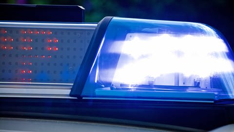 Polizeiblaulicht: Vier Verletzte bei Unfall nach Autorennen in Dillingen (Foto: SWR)