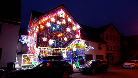 Das beleuchtete Weihnachtshaus in Heidenheim-Schnaitheim: Dieses Jahr fällt die Beleuchtung aus. (Foto: SWR)