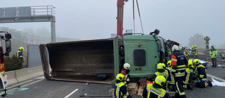 Auf der A8 bei Ulm ist am Freitagmorgen ein Lkw in den Gegenverkehr geraten und dabei ums Leben gekommen. (Foto: Thomas Heckmann)
