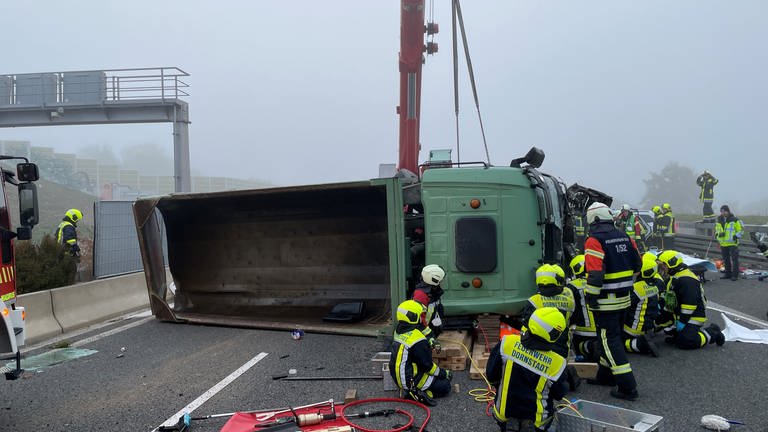 Auf der A8 bei Ulm ist am Freitagmorgen ein Lkw in den Gegenverkehr geraten und dabei ums Leben gekommen. (Foto: Thomas Heckmann)
