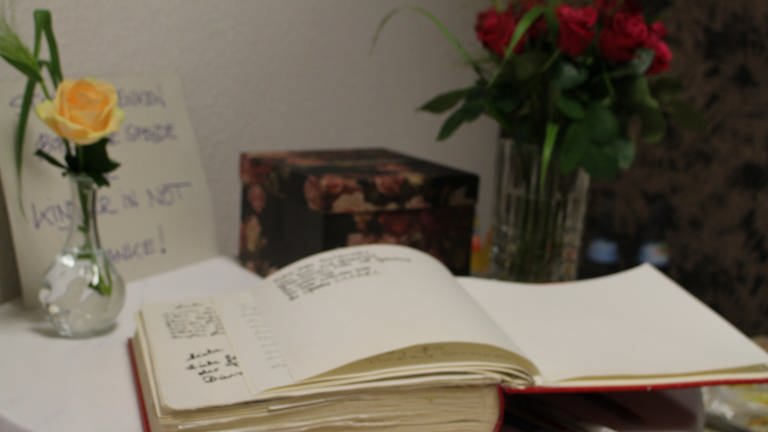 Ein Buch voller Glückwünsche und Blumen zum 108. Geburtstag vor zwei Jahren (Foto: SWR, Monika Götz)