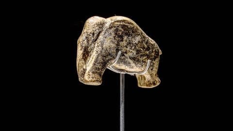 Die Mammut-Figur haben Archäologen in der Vogelherdhöhle bei Niederstotzingen gefunden. Unklar ist, wie es mit dem dortigen Archäopark weitergeht. (Foto: IMAGO, IMAGO / Arnulf Hettrich)