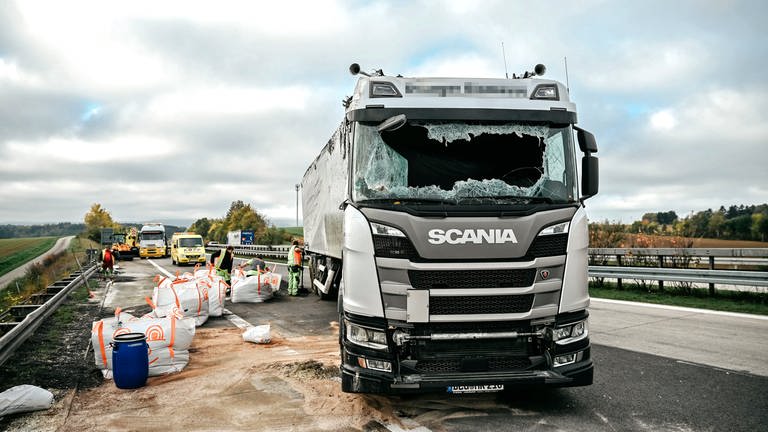 Ein  Lkw war in der Nacht umgekippt und hatte 40 Tonnen Raps verloren, die Autobahn A7 war stundenlang gesperrt (Foto: onw-images Marius Bulling)
