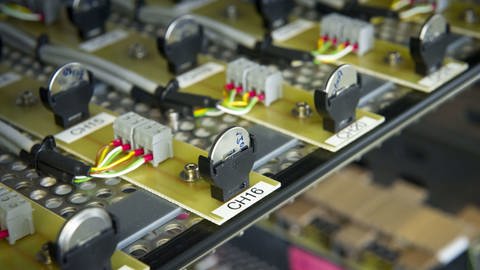 Batterietest im Helmholtz-Institut in Ulm - Forscher suchen nach Alternativen für Lithium-Ionen-Batterien und testen nun unter anderem Natrium-Ionen-Batterien. (Foto: Pressestelle, Helmholtz-Institut)