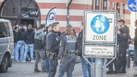 In Aalen sind am Wochenende gewaltbereite Fans in eine Massenschlägerei verwickelt gewesen. Die Polizei war mit einem Großaufgebot vor Ort. (Foto: Jason Tschepljakow)
