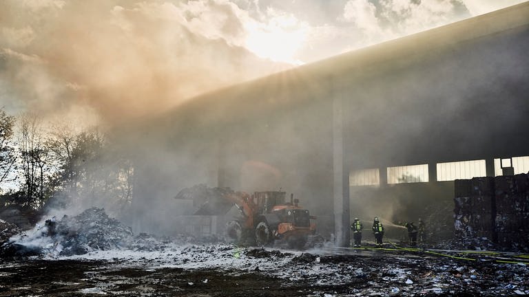 Papierlager eines Entsorgungsunternehmens aus Bächingen hat am Dienstagnachmittag gebrannt. (Foto: Markus Brandhuber)