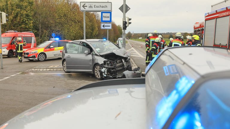 Beim Frontalzusammenstoß eines Lastwagens mit einem Auto ist zwischen Weißenhorn und Vöhringen eine Frau gestorben, mindestens ein Mensch wurde schwer verletzt. (Foto: z-media Ralf Zwiebler)