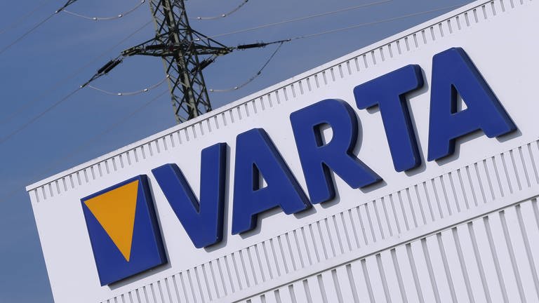 Das Firmenlogo von Varta. Der Batteriehersteller Varta schickt rund 500 seiner Mitarbeiter im Werk in Nördlingen in Kurzarbeit.  (Foto: dpa Bildfunk, Picture Alliance)