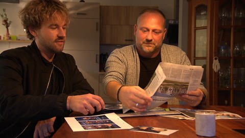 Christoph Sponer mit seinem Mann Steffen Sponer-Dittrich am Esstisch. Er unterstützt den Friseurmeister, wo er kann.  (Foto: SWR)