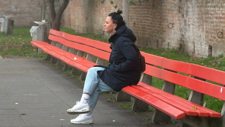 Ramona Springer sitzt auf einer Bank an der Donau. Die Frau aus Ulm hatte lange mit ihrer Depression zu kämpfen. Jetzt hat sie für sich einen Weg gefunden, um damit umzugehen.  (Foto: SWR)