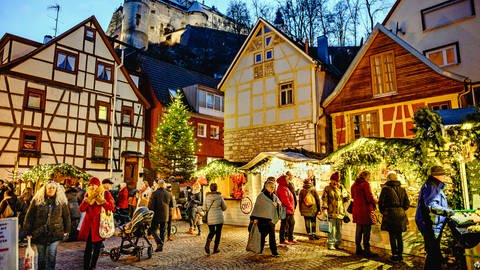 Malerische Kulisse: Hinter den adventlichen Buden des Heidenheimer Weihnachtsmarkt erstrahlt das Heidenheimer Schloss.  (Foto: Oliver Vogel, Pressestelle)