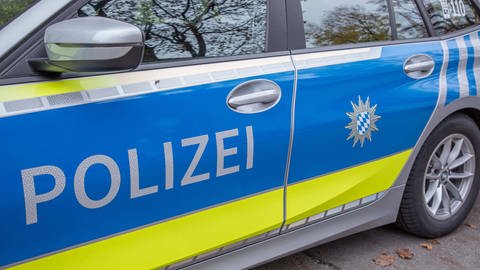 Ein bayerisches Polizeiauto. Die vermisste Jugendliche aus Hüttlingen (Ostalbkreis) ist von einer Polizeistreife in Bayern entdeckt worden (Sujetbild). (Foto: IMAGO, Imago)