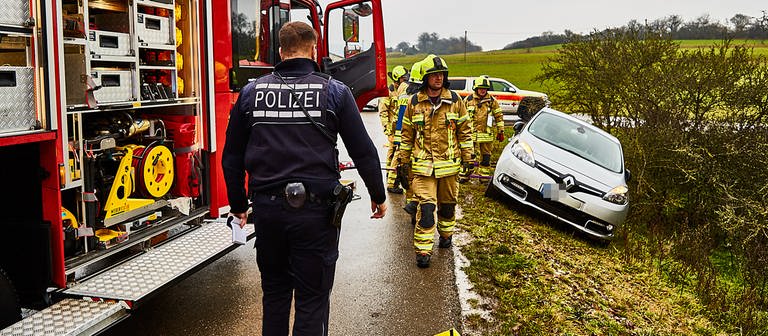 Polizei und Feuerwehr im Einsatz: In Giengen an der Brenz ist ein Rentner mit seinem Auto in 24 Stunden zwei Mal in denselben Graben gerutscht.  (Foto: ONW-Images)