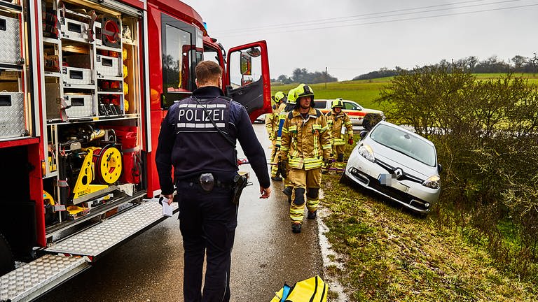 Polizei und Feuerwehr im Einsatz: In Giengen an der Brenz ist ein Rentner mit seinem Auto in 24 Stunden zwei Mal in denselben Graben gerutscht.  (Foto: ONW-Images)