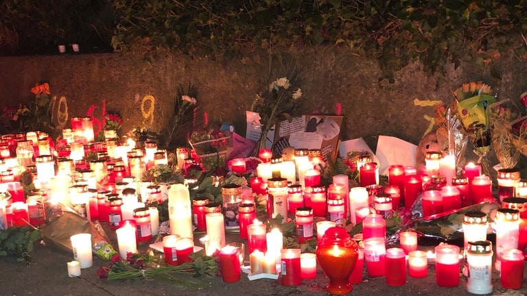 Ein Lichtermeer - die Menschen in Illerkirchberg (Alb-Donau-Kreis) trauern um die 14-Jährige, die am Montag nach einem Messerangriff starb.  (Foto: SWR, Isabella Haffner)