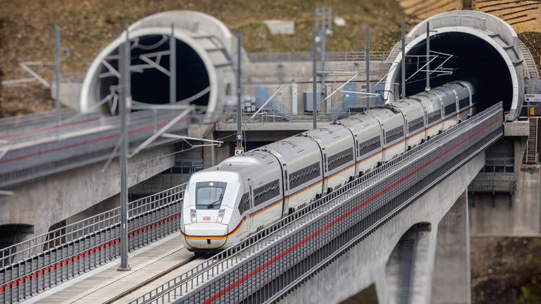 Ein ICE fährt auf der Neubaustrecke Wendlingen - Ulm über die Filstalbrücke. Hier finden Sie Informationen zur Eröffnung der neuen Trasse. (Foto: IMAGO, IMAGO / Arnulf Hettrich)