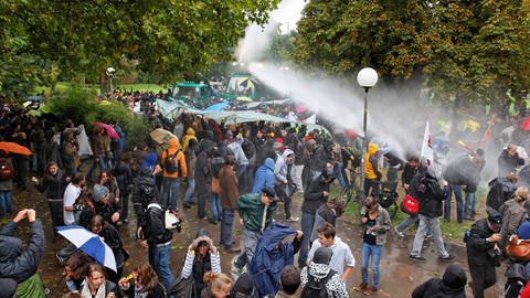 2010 gab es massive Proteste - bis zum "Schwarzen Donnerstag" mit mehr als 100 Verletzten. (Archivbild) (Foto: IMAGO, IMAGO / Arnulf Hettrich)