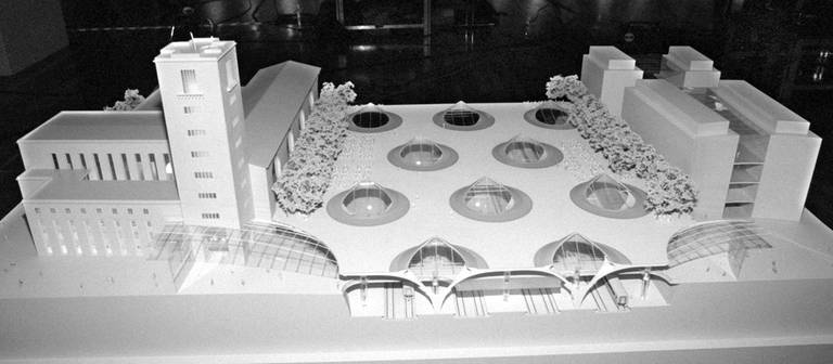 Der Blick auf das Modell des neuen Stuttgarter Hauptbahnhofs, das am 4. November 1997 vorgestellt wurde. (Archiv) (Foto: dpa Bildfunk, picture-alliance / dpa / Bernd_Hanselmann)