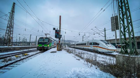 Vor der Eröffnung kamen am Ulmer Hauptbahnhof zwei Sonderzüge gleichzeitig an, die auf der neuen Trasse unterwegs waren.  (Foto: SWR, Volker Wüst)