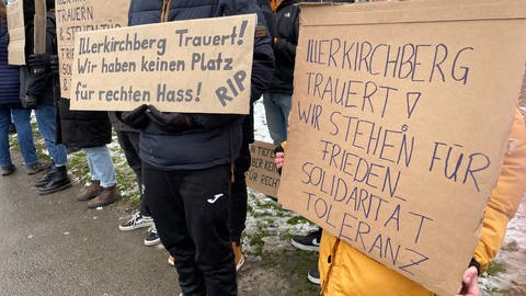 Trauer in Illerkirchberg: Bei einer weiteren Demonstration am Samstag riefen Teilnehmende zu Frieden, Solidarität und Toleranz auf. (Foto: SWR, Peter Schmied)