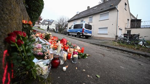 Am Tatort in Illerkirchberg vor der Asylbewerberunterkunft brennen Kerzen.  (Foto: dpa Bildfunk, picture alliance/dpa | Bernd Weißbrod)