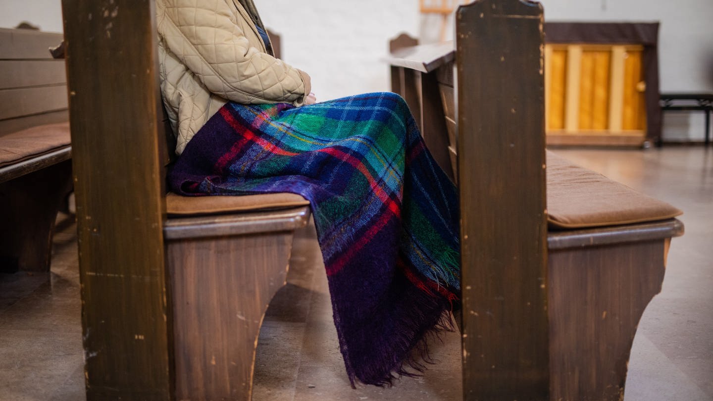 Neben Mützen, Handschuhen und Wärmflaschen kann vermutlich auch eine Decke in der Kirche nicht schaden. (Symbolbild) (Foto: dpa Bildfunk, picture alliance/dpa | Christoph Schmidt)