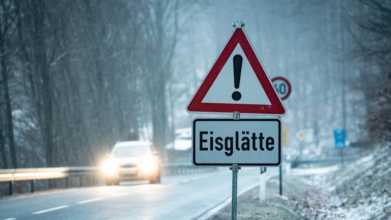 Der Deutsche Wetterdienst warnt vor Eisregen und gefährlicher Glätte.  (Foto: dpa Bildfunk, picture alliance/dpa | Frank Rumpenhorst (Symbolbild))