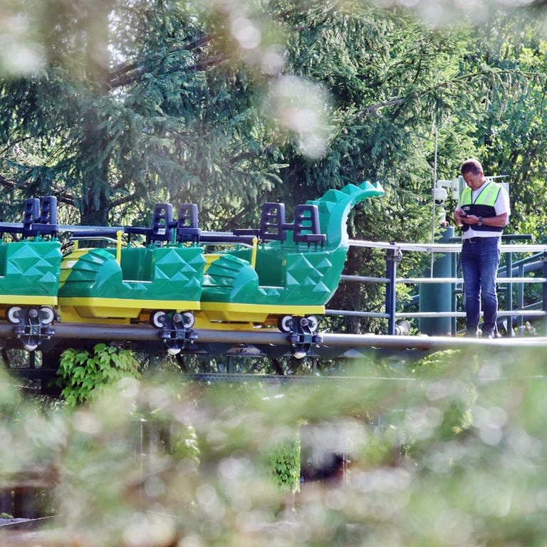 Im Legoland Günzburg stoßen zwei Züge der "Feuerdrache"-Achterbahn zusammen.