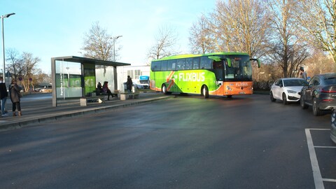 Ein FlixBus fährt auf den Fernbusbahnhof in Ulm-Böfingen ein. Das Busunternehmen FlixBus bietet rund 200 Verbindungen pro Woche über Ulm an. (Foto: SWR)