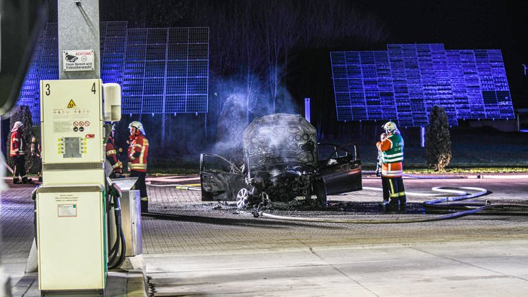 Ein Auto hat an einer Tankstelle in Ellwangen Feuer gefangen. Der Wagen brannte ab. (Foto: onw-images, Jason Tschepljakow)
